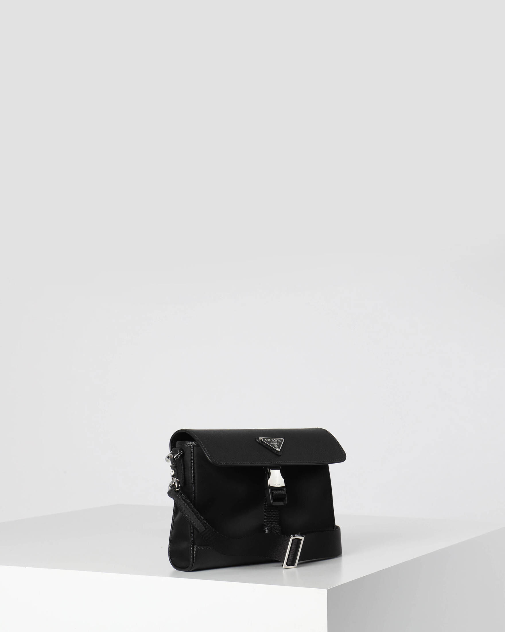 Prada| Herren Umhängetasche aus Re-Nylon und Saffiano Leder