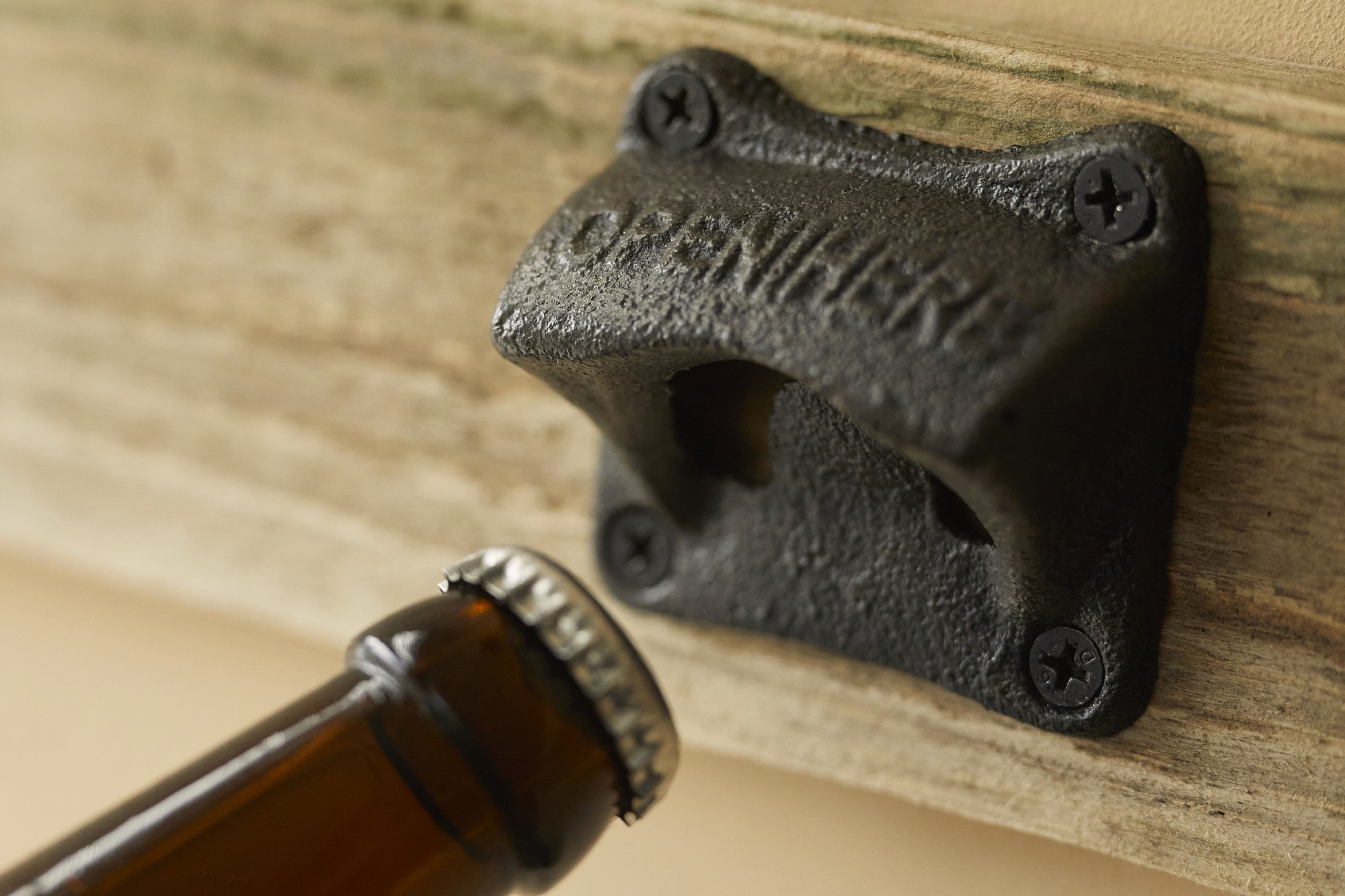 Flaschenöffner 'Open here', antik-braun, T 4 cm, B 6,5 cm, H 6 cm zu 4,00