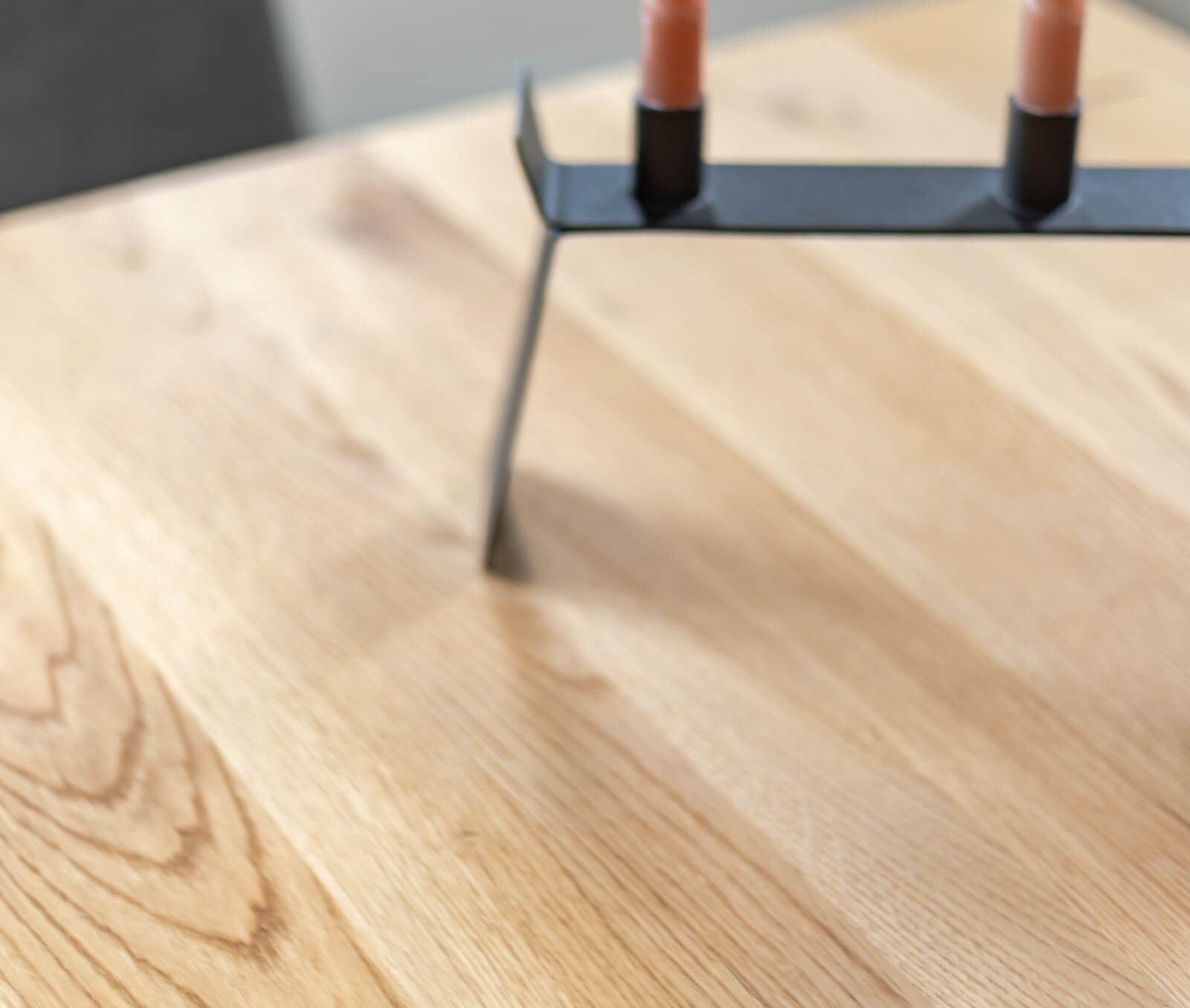 They & Me eettafel Joy – bootsvorm – eiken rustiek lak– onderstel RAL9017 verkeerszwart 200 x 100 x 75 | Eiken Rustiek Lak | Rechte Rand | Frame RAL9017 Verkeerszwart
