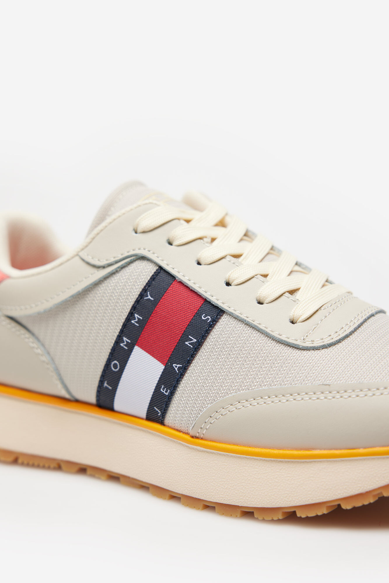 Tênis retrô feminino Tommy Jeans com bandeira