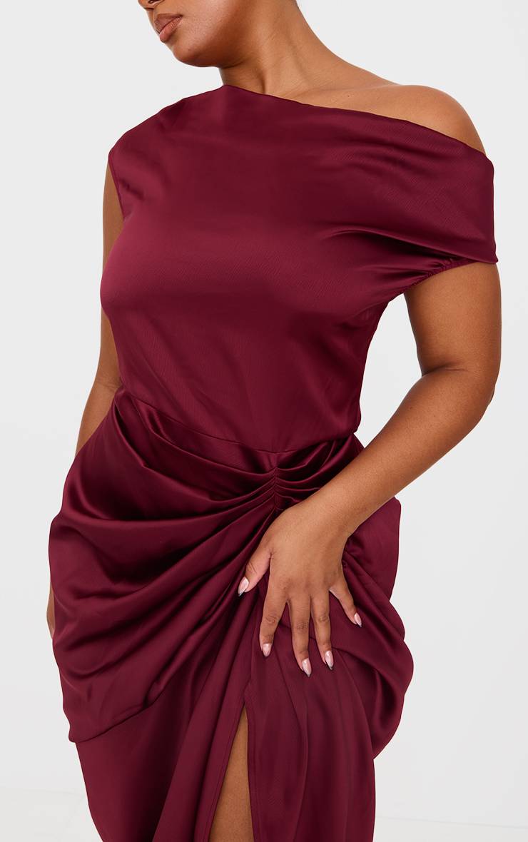 Rouge Bordeaux Robe Midi Grande Taille En Satin Avec Épaules Dénudées Et Jupe Drapée
