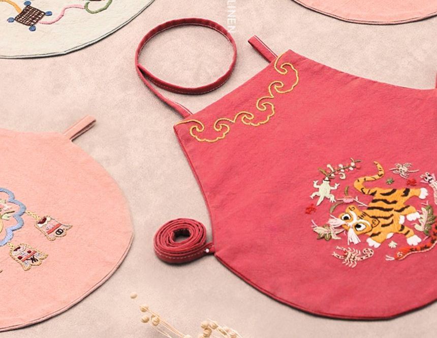 Embroidery Kingdom - DIY borduurpakket met tijgerslabbetje