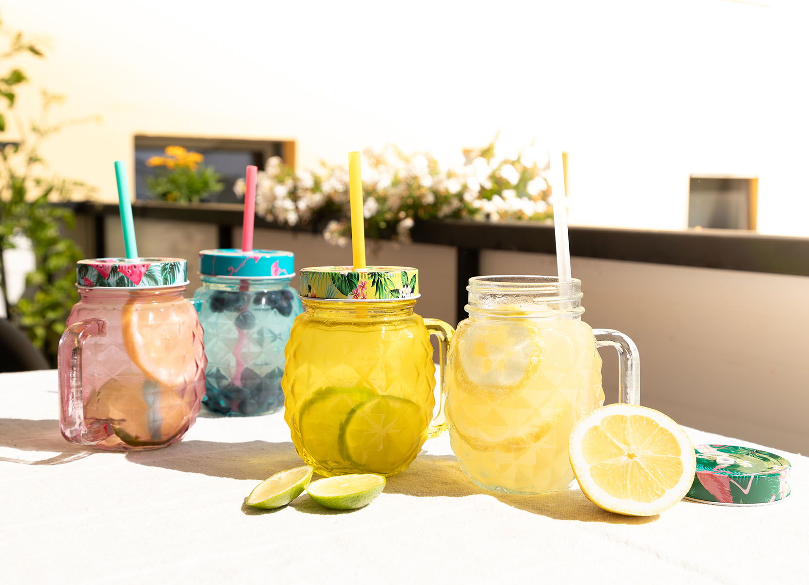 Henkelglas Ananas mit Schraubdeckel und Trinkhalm