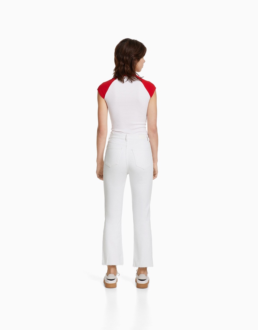 Calça jeans cropped boca de sino