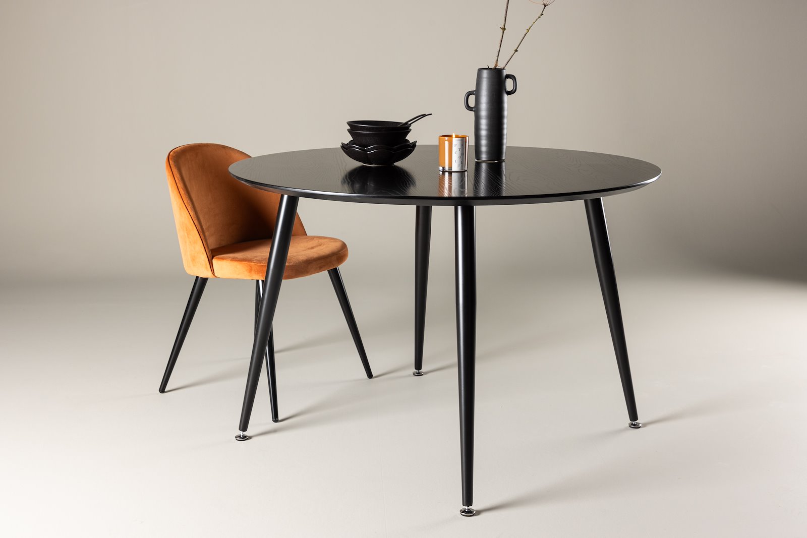 Dipp rundt spisebord Ø115 cm. Sort rundt spisebord i finér.