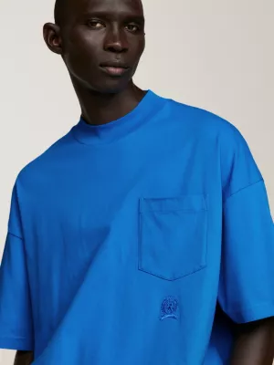 Camiseta oversized com gola alta e detalhe de brasão