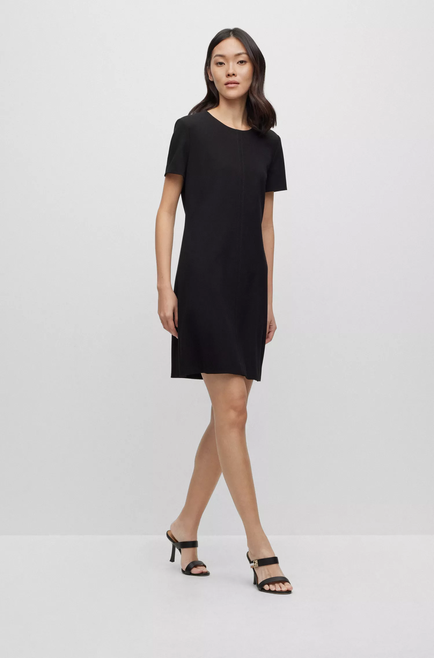 Vestido preto BOSS de corte justo com gola redonda em tecido elástico.