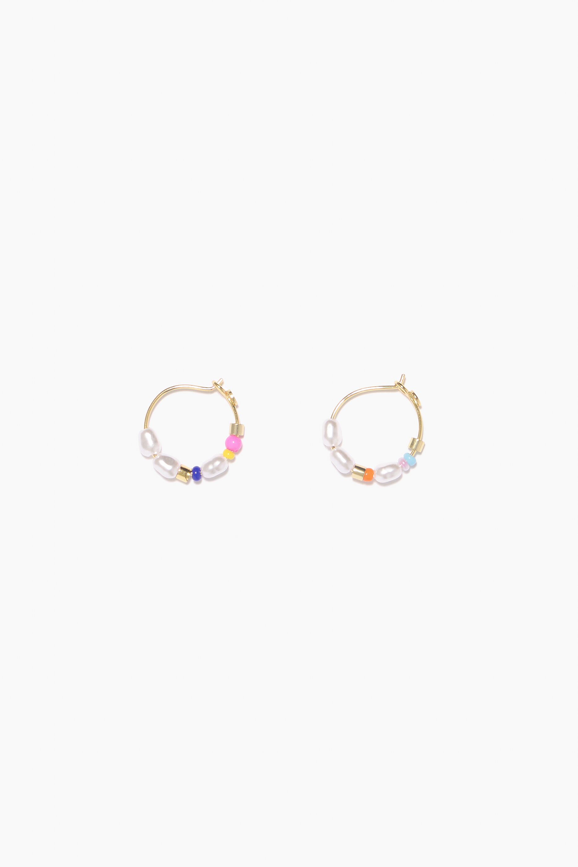Brincos de argola com pérolas e contas multicoloridas
