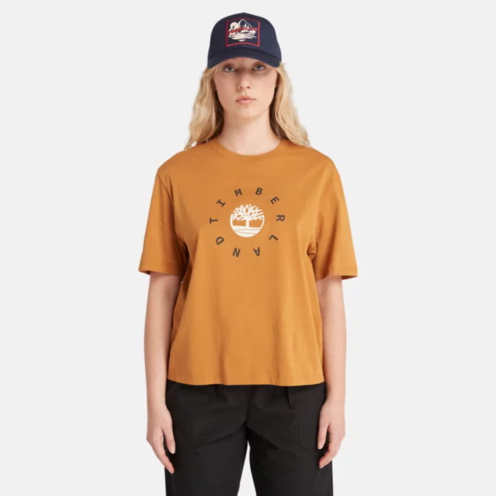 Camiseta feminina com logo da estação em amarelo escuro.