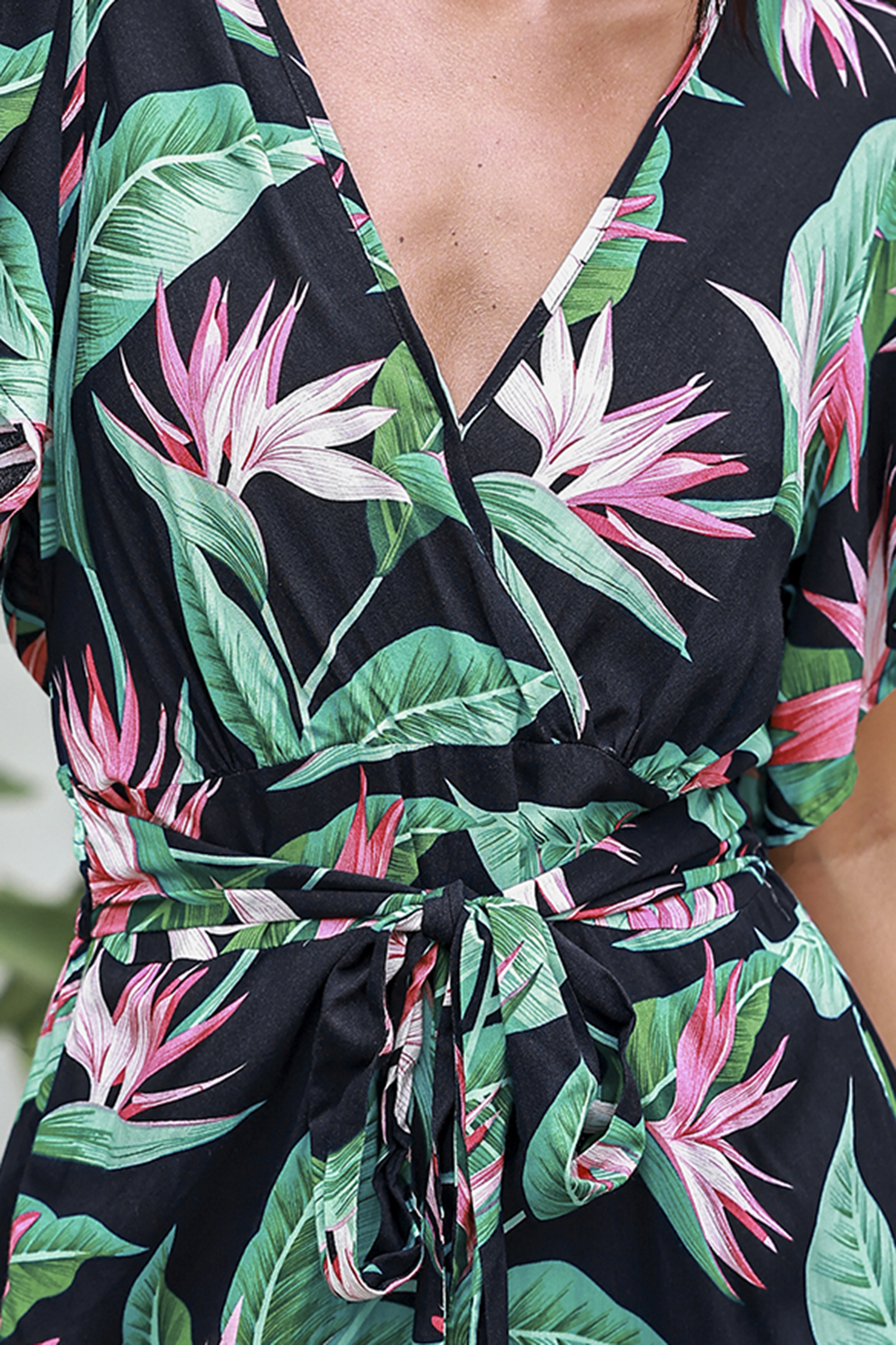 Combishort à jambes droites et col surplis tropical
