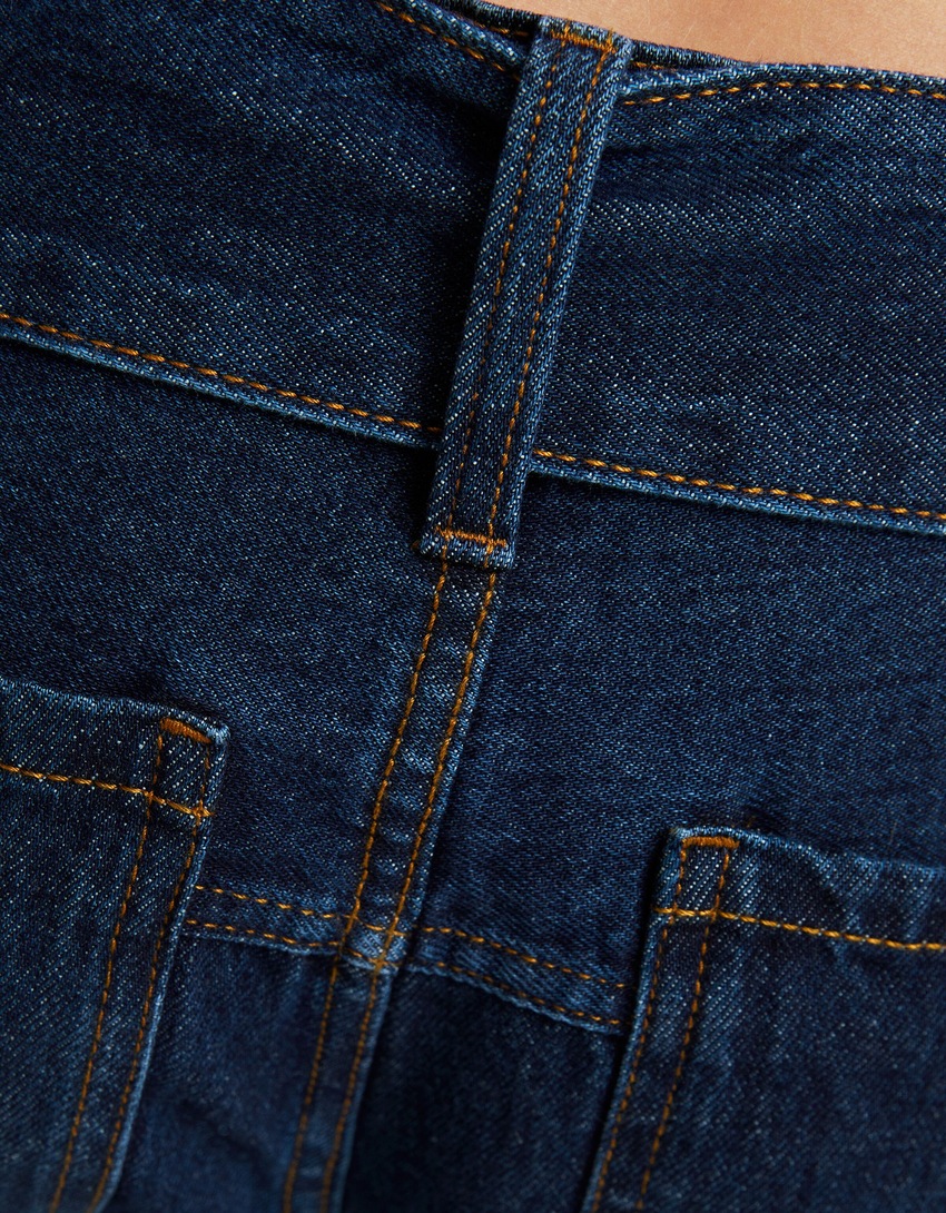 Calça jeans de perna extra larga com cinto