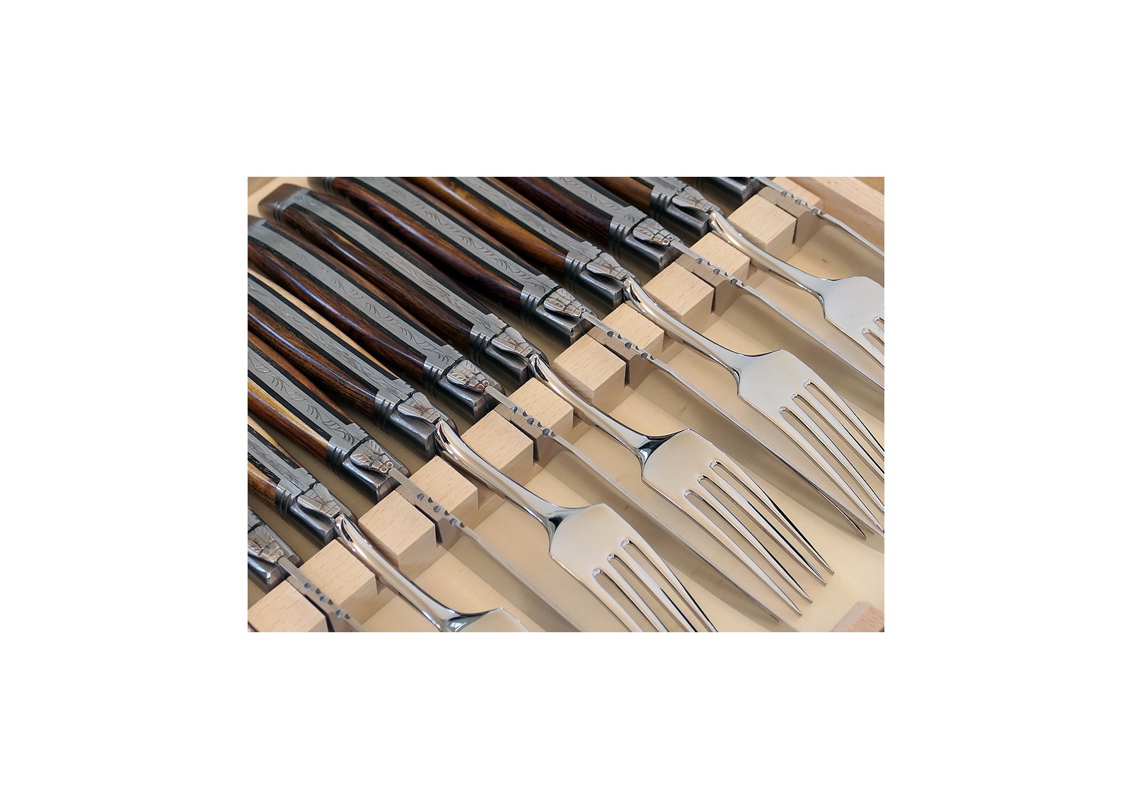 Service Laguiole de 24 pièces avec un manche en bois de pistachier et mitres en acier inoxydable