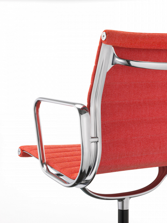 Vitra EA 104 stoel leder nero, onderstel verchroomd