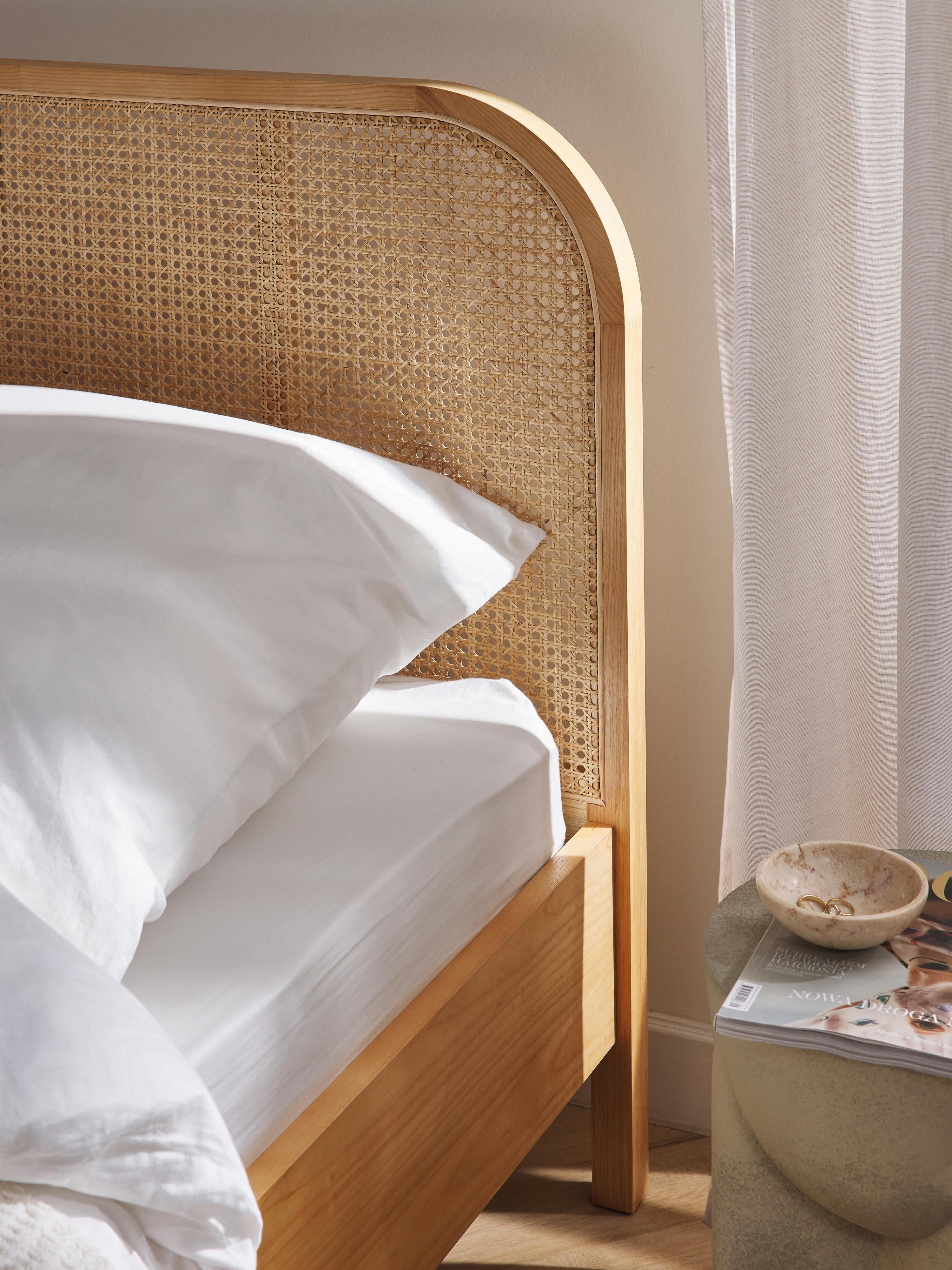 Houten bed Jones met hoofdeinde van Weens vlechtwerk