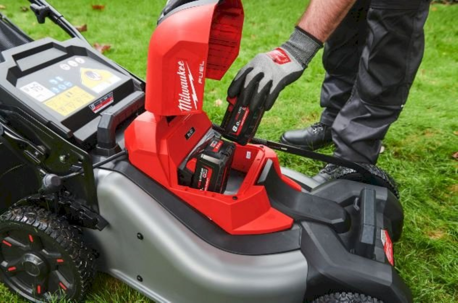 Milwaukee M18 F2LM46-802 FUEL 36V (2x 18V) Li-Ion accu zelfrijdende grasmaaier set (2x 8,0Ah) - 46 cm