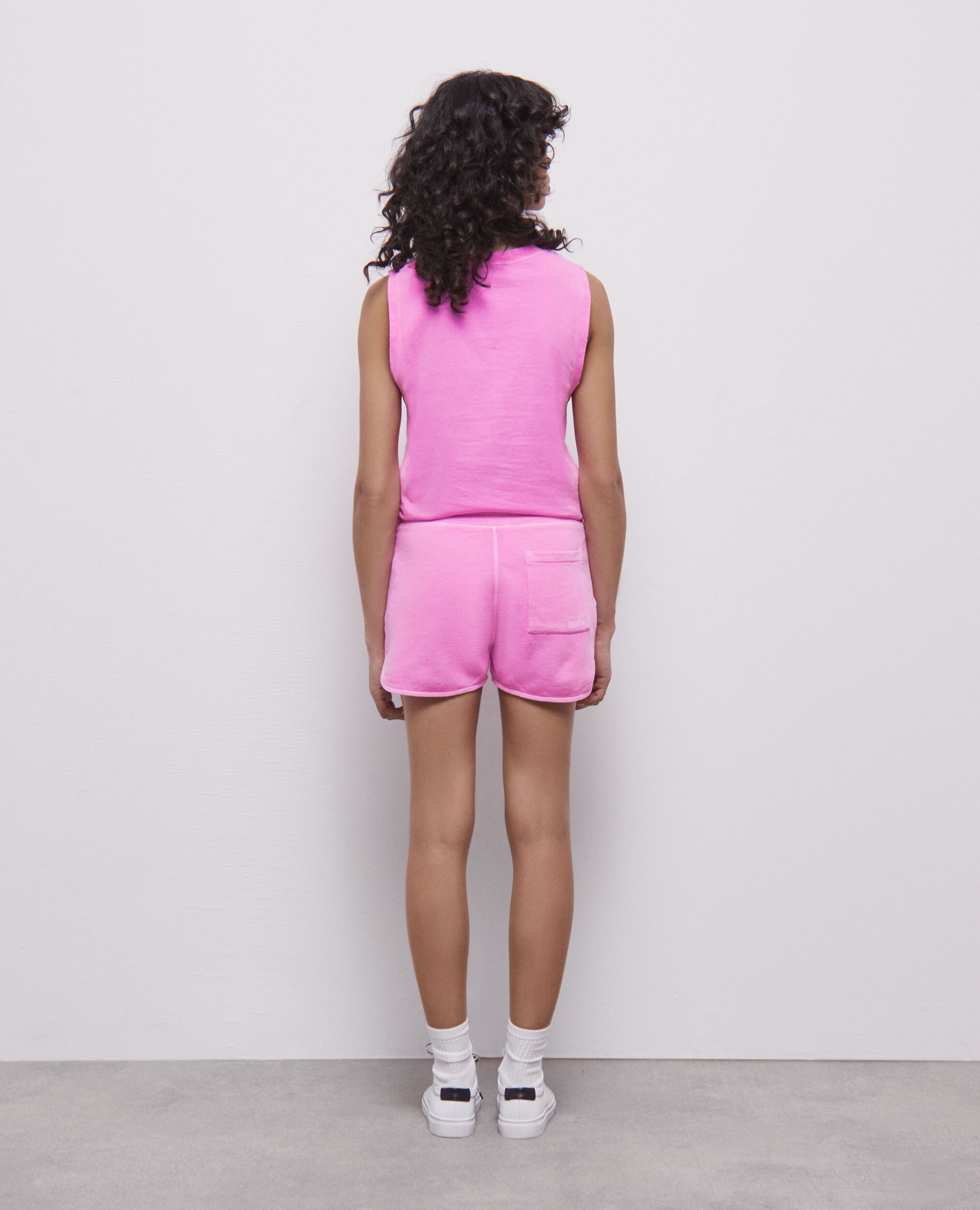 Short rose fluo en molleton avec logo