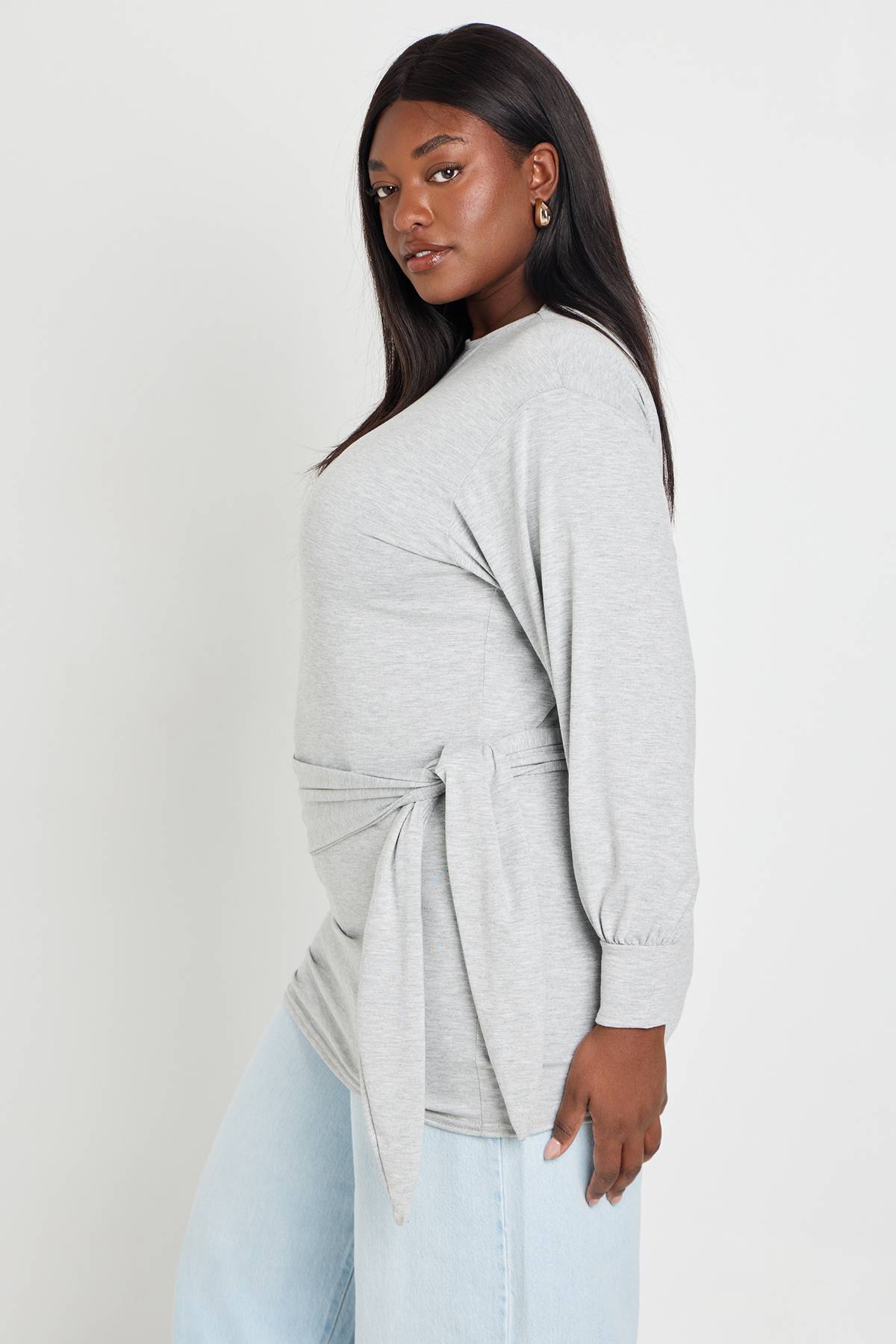 boohoo Haut Grande Taille À Manches Longues Avec Encolure Cache-cœur Décontractée