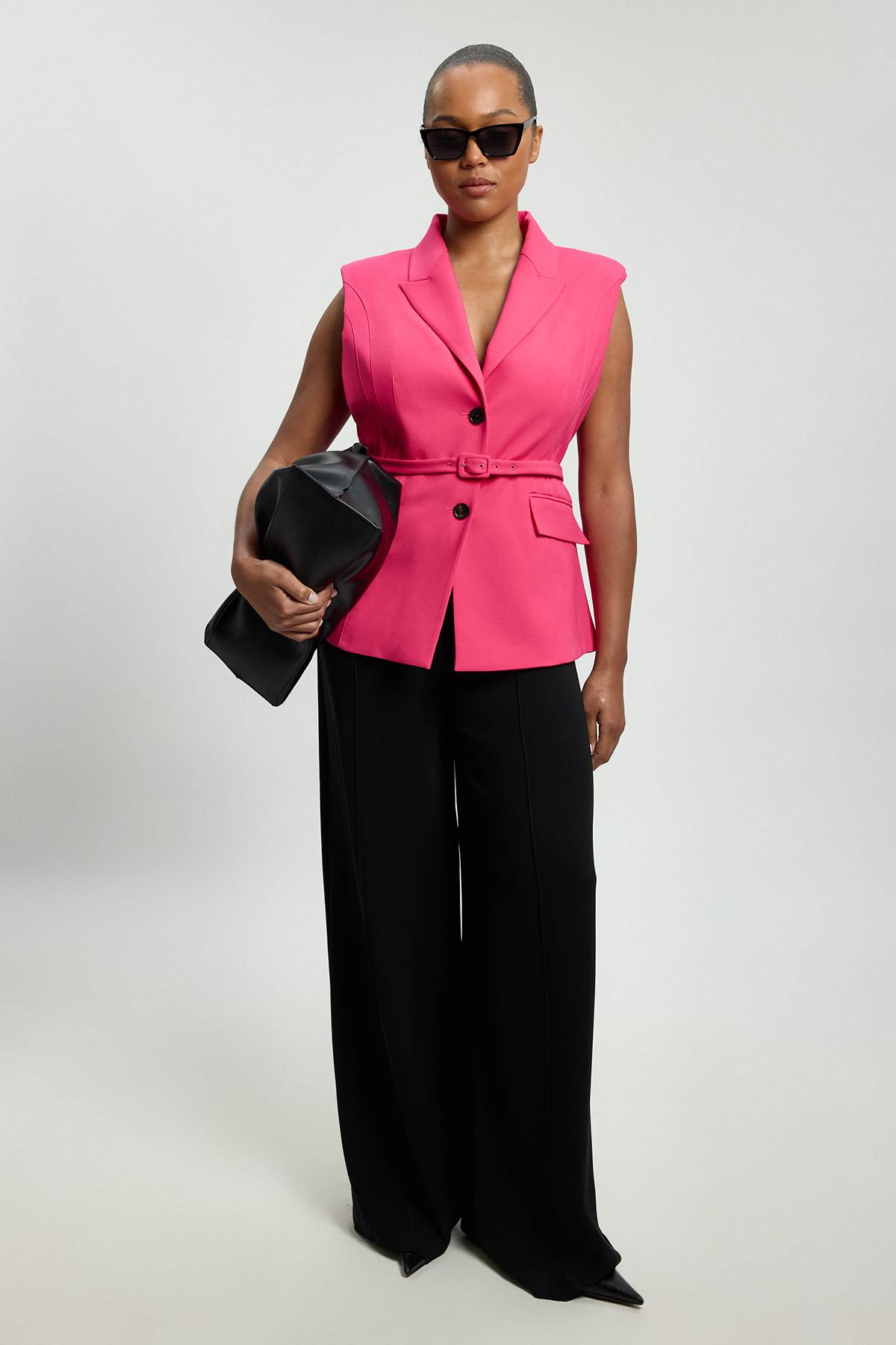 KarenMillen Blazer Sans Manches Ceinturé En Crêpe Structuré Coupe Ajustée Grande Taille