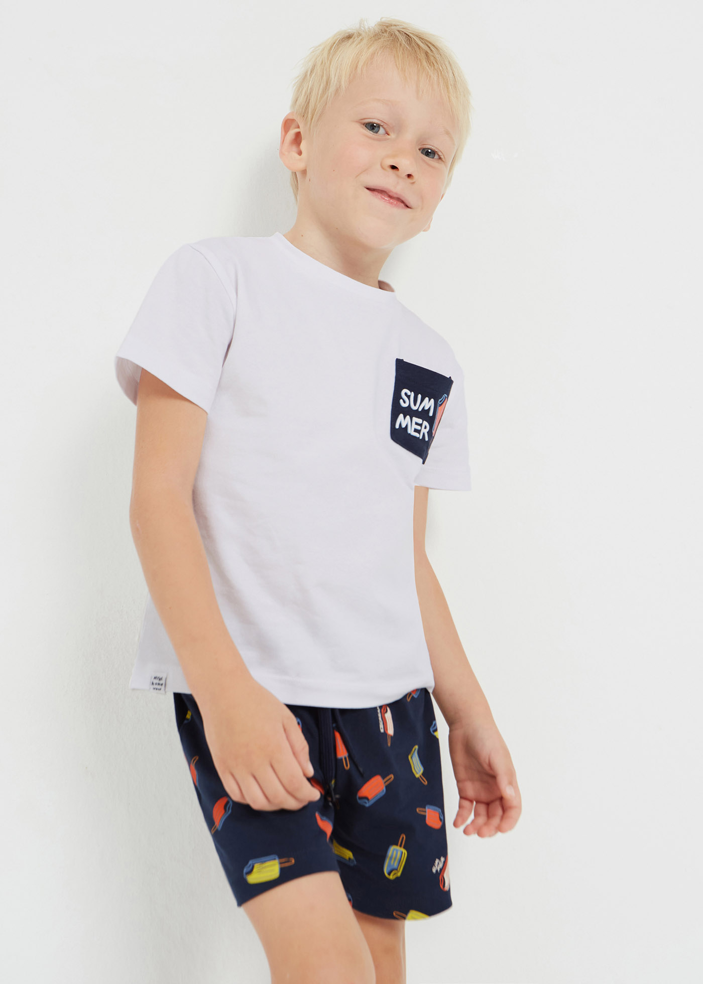 Conjunto de duas peças para meninos, confeccionado em algodão sustentável.
