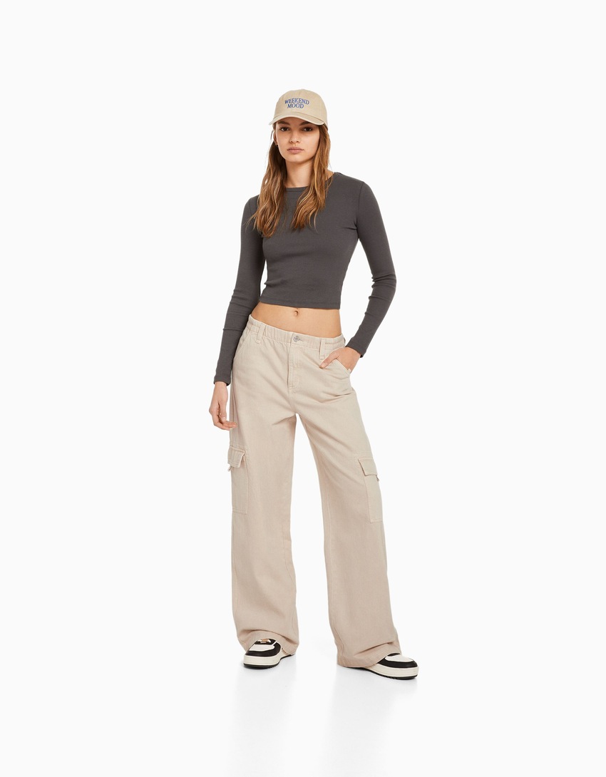 Calça cargo de sarja de corte reto com cós elástico.