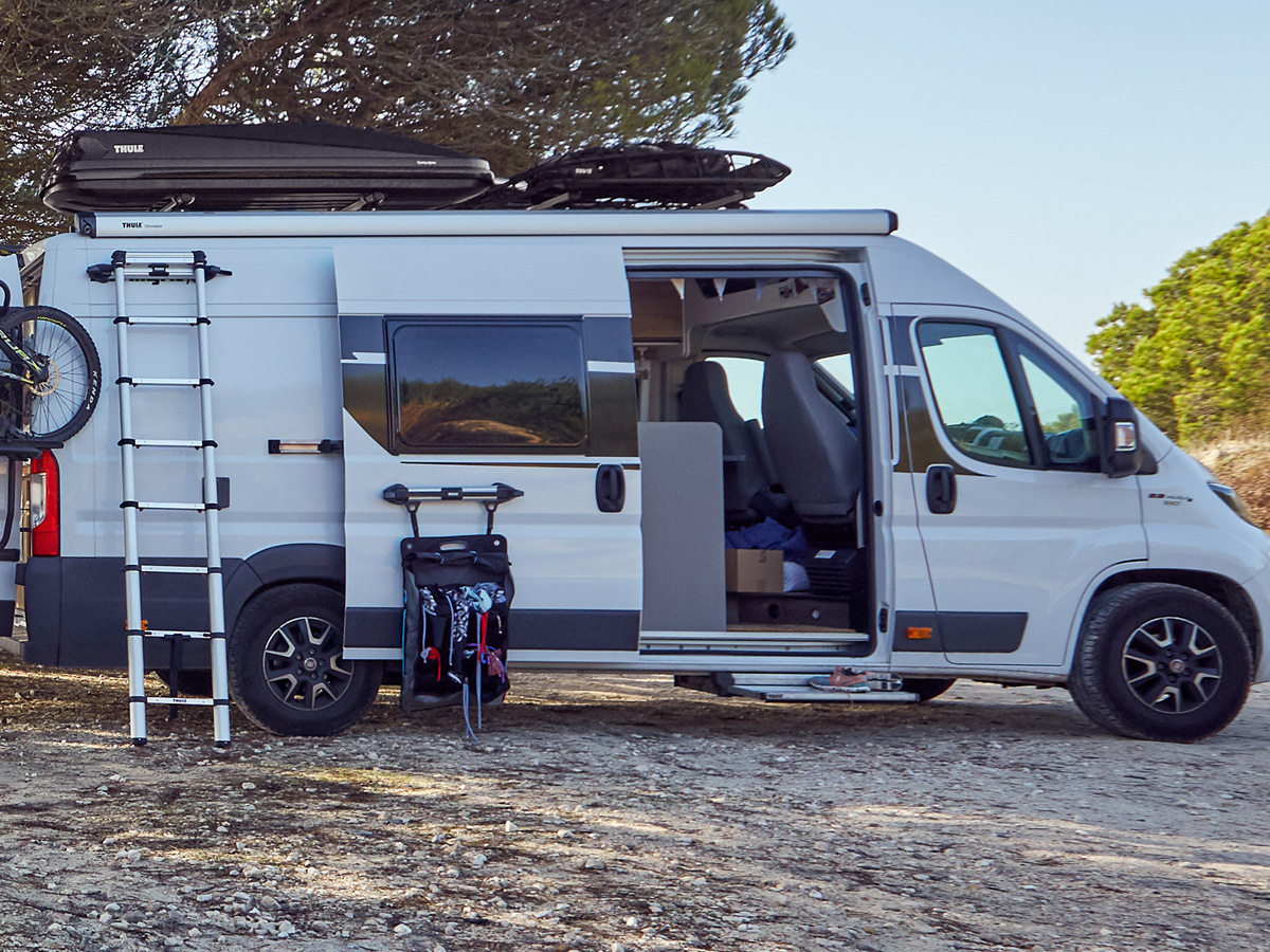 Thule Omnistor 6300 Ducato wit 425 Mystic Grey cassetteluifel