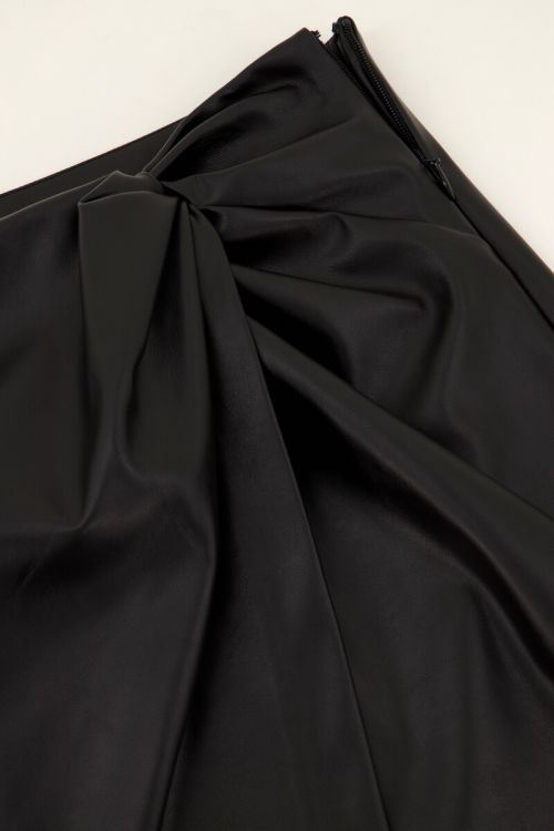 Zwarte leatherlook midi rok
