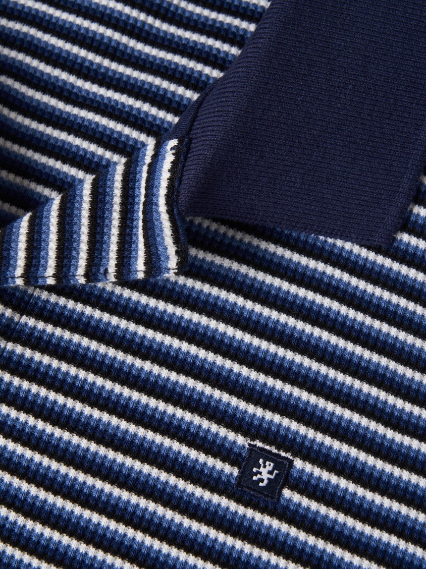 Polo de manga curta às riscas
