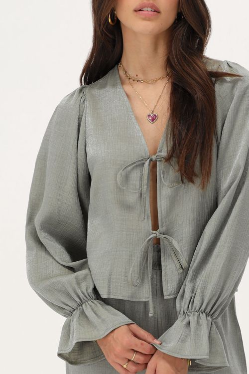 Groene shiny top met strikjes & ruffle mouwtjes
