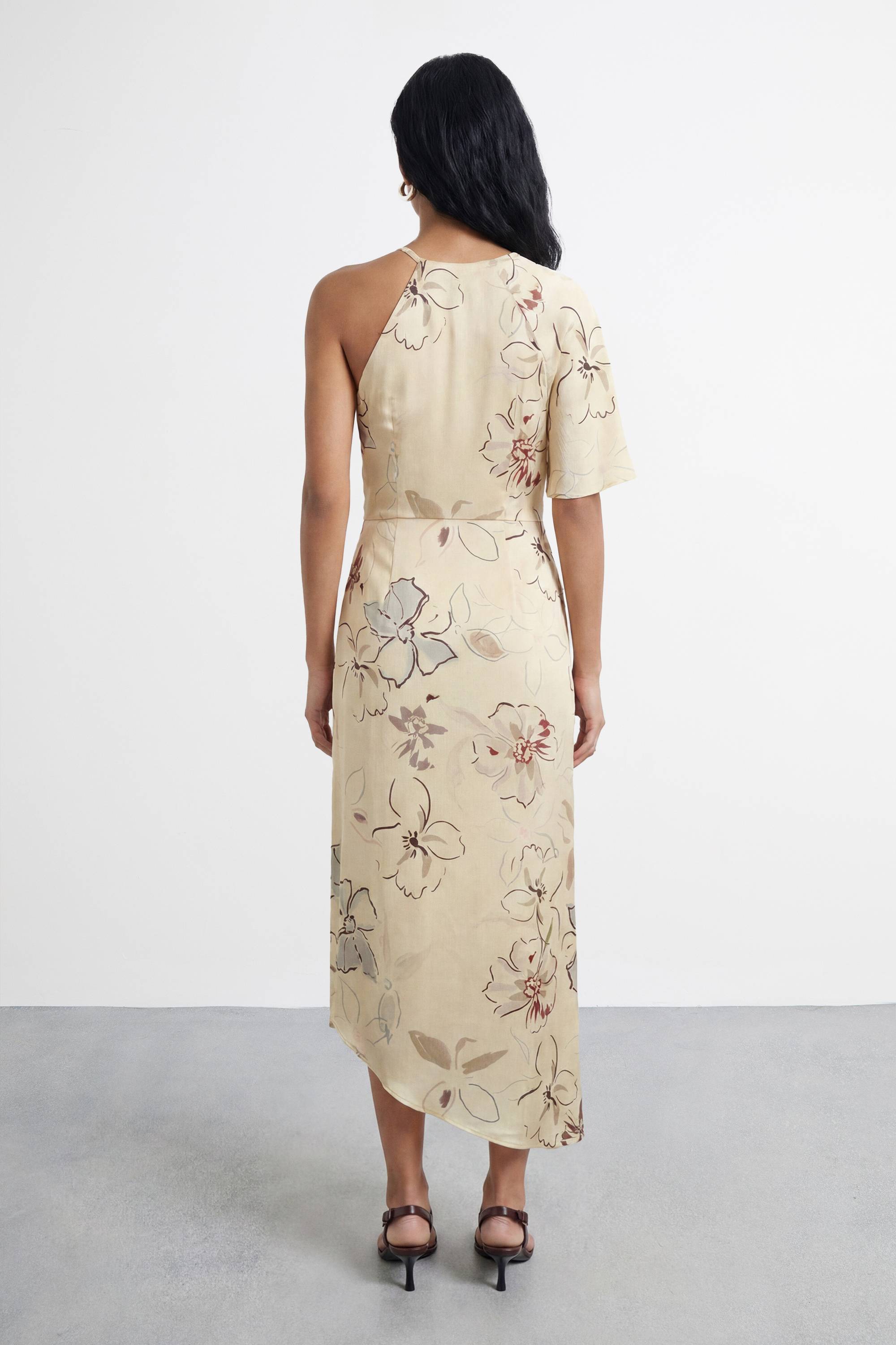 Warehouse Robe Longue Asymétrique À Imprimé Floral Avec Manche Unique Et Découpe Goutte D'eau
