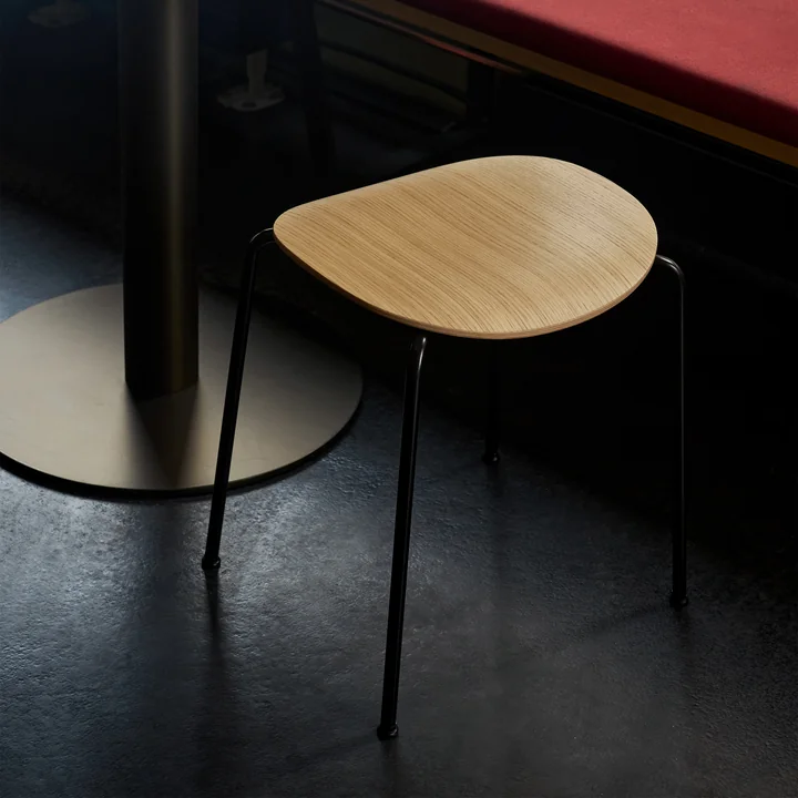 &Tradition - Pavilion AV36 Hocker, H 46 cm, Walnuss (Kunststoffgleiter)