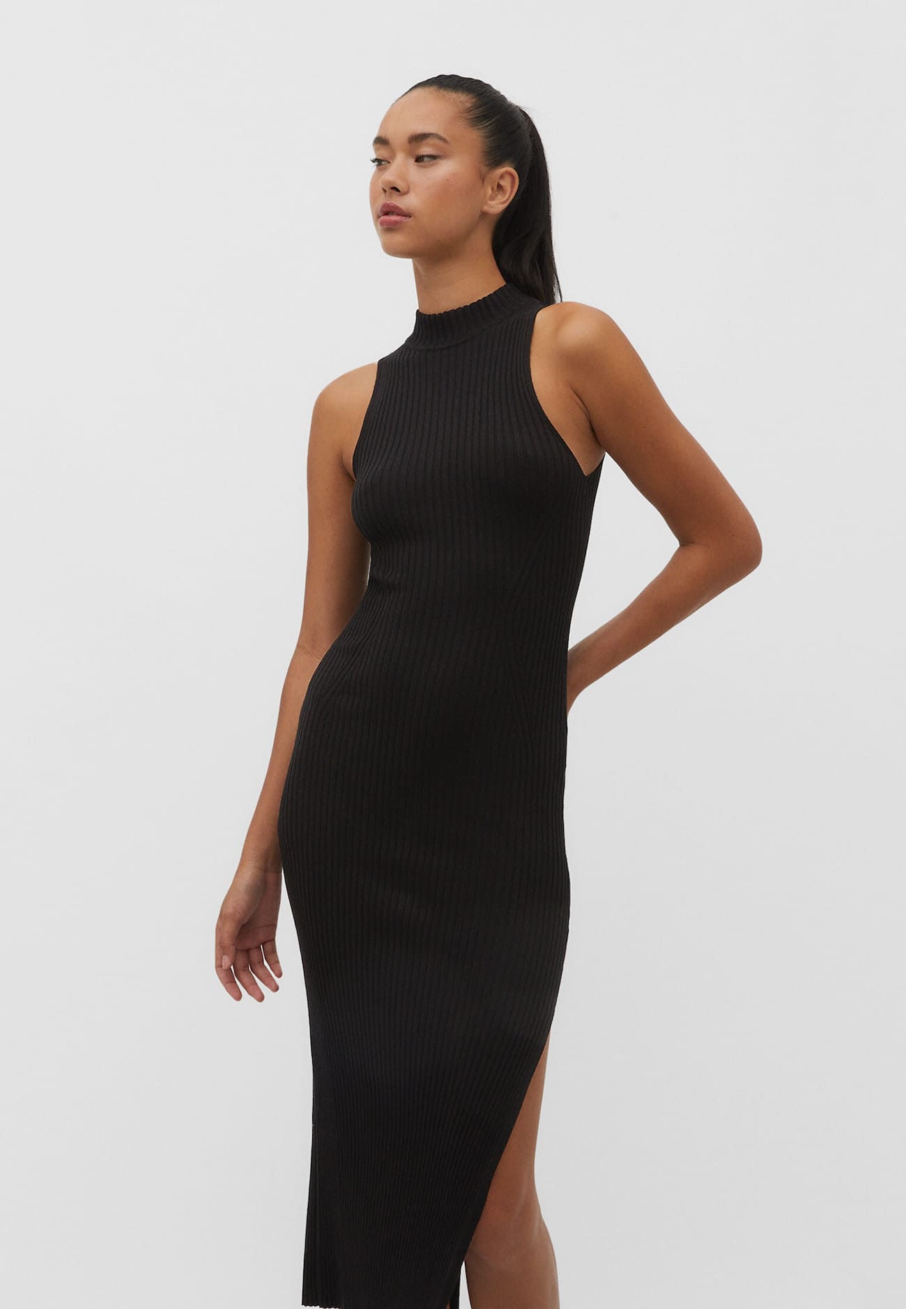 Vestido de malha com decote halter