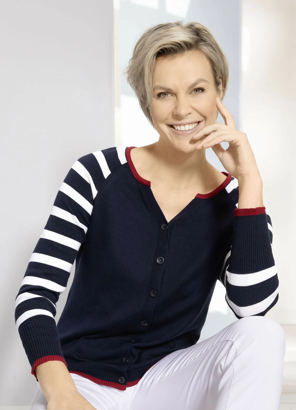 Strickjacke mit dekorativem Halsausschnitt