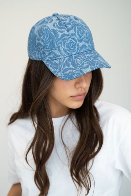 Blauwe denim pet met rozen