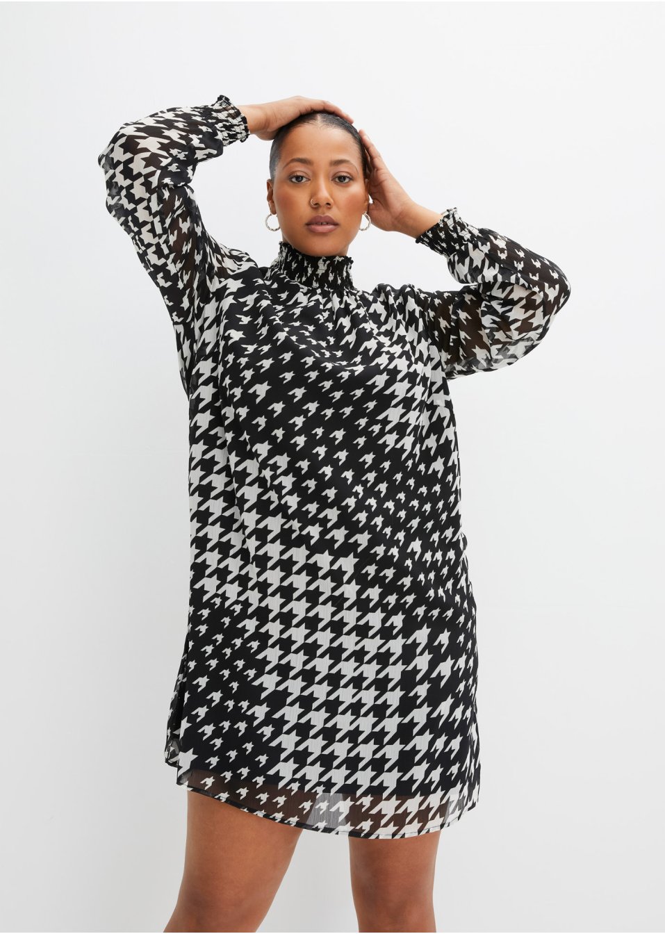 Robe en chiffon avec col smocké