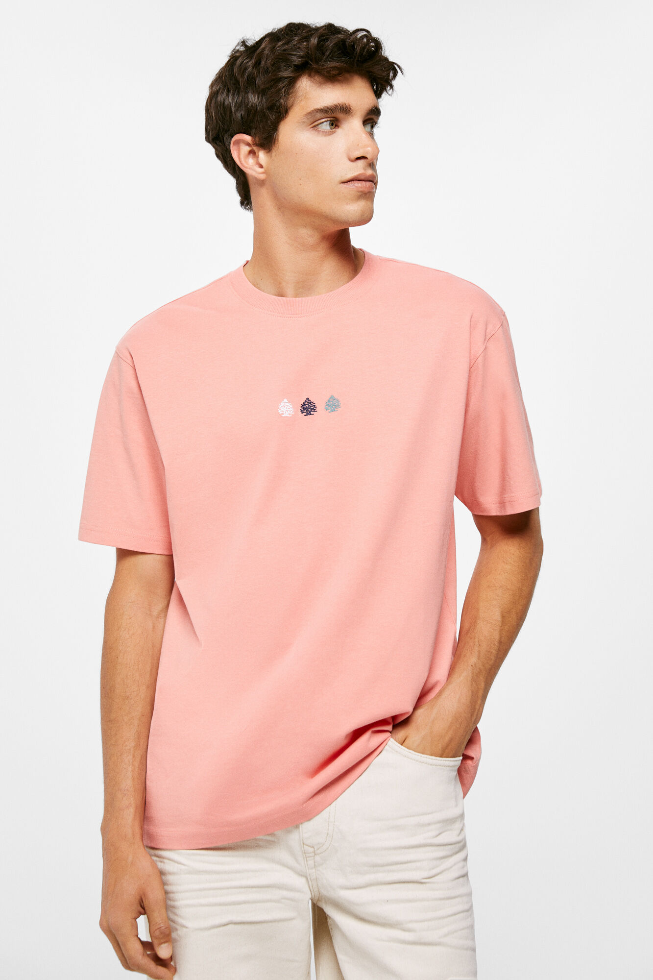 Camiseta roxa com estampa de árvore
