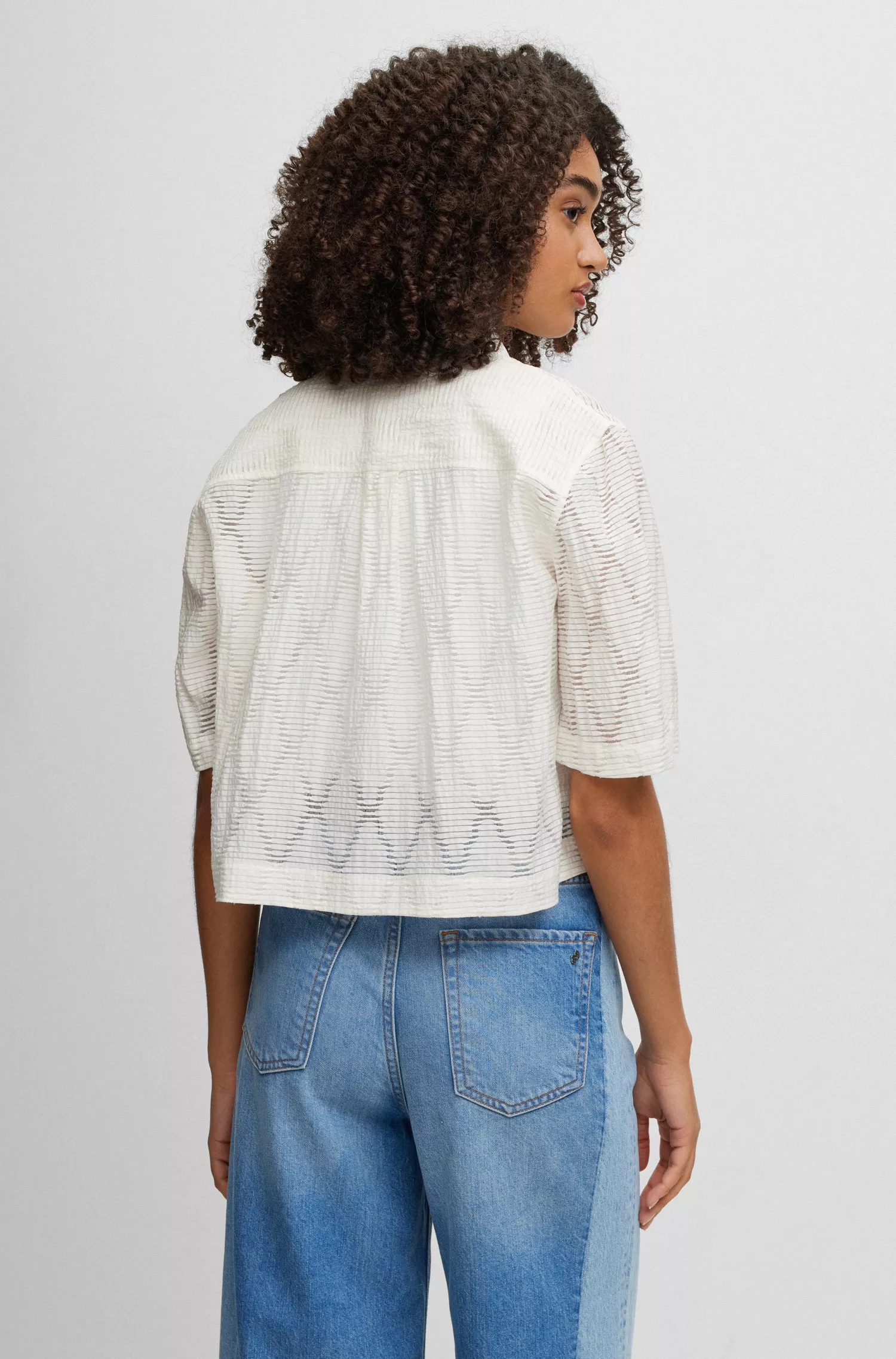 Blusa cropped BOSS preta de corte regular com detalhe franzido na gola.