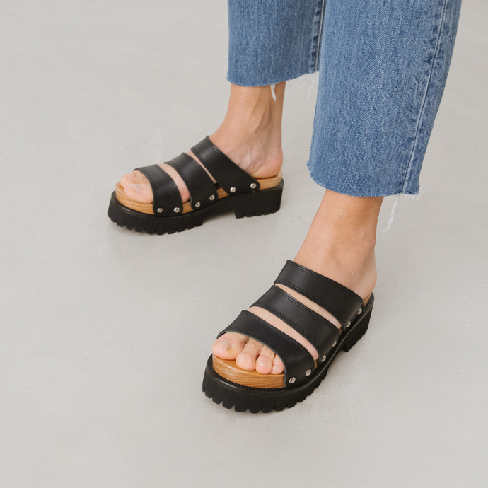 Mules à brides et à plateformes  en cuir noir