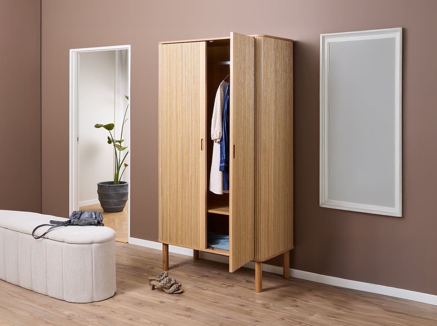 Langley garderobe Lakkert eikefinér med 2 dører