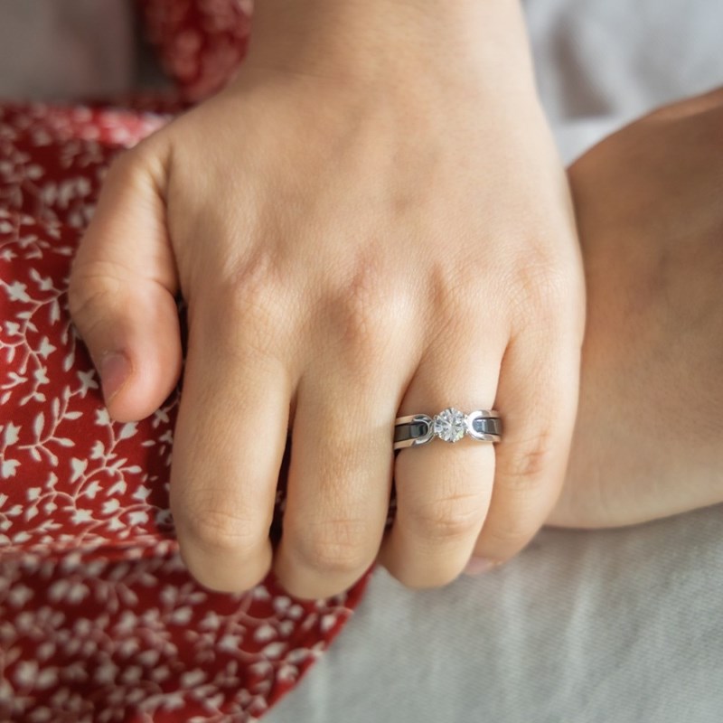 Coffret Bague Femme Trois en Une en Céramique Ornée Zirconium