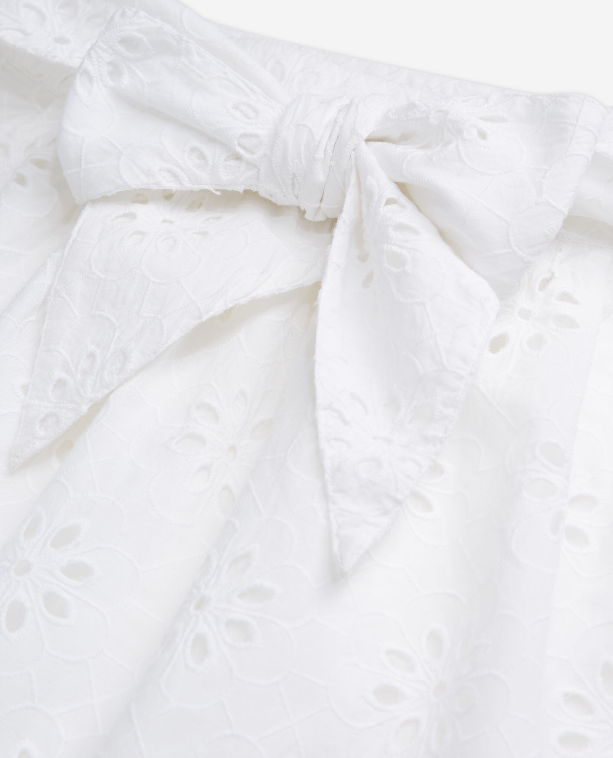 Jupe courte blanche en broderie Anglaise