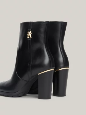 Botas de cano alto em couro com detalhes em metal