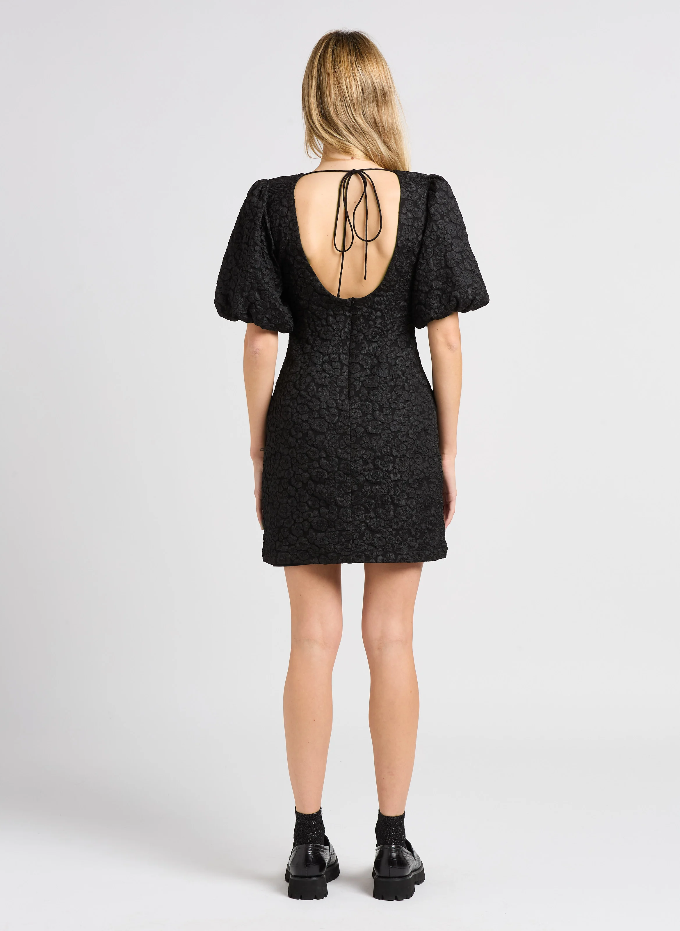 CLODIE - Robe courte col rond à motif fleuri | Noir
