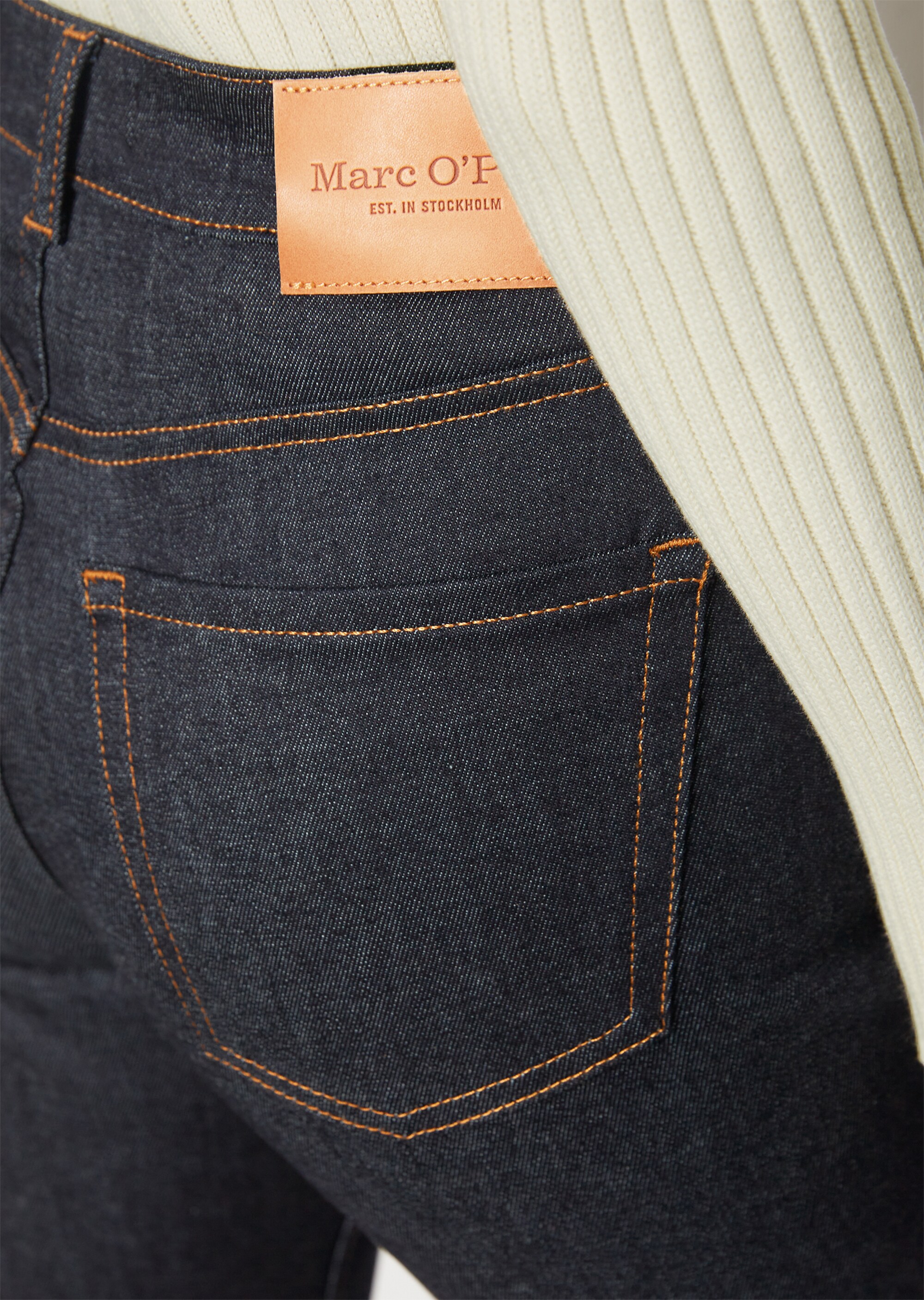 Jeans Modell LINDE straightmit hoher Taille und cropped Leg