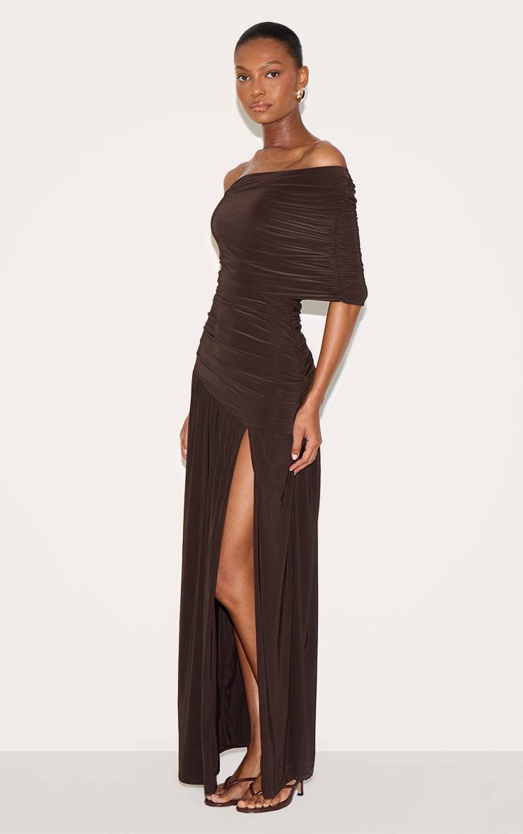 Chocolate Brown Robe Longue Froncée À Double Couche Slinky Bardot Asymétrique