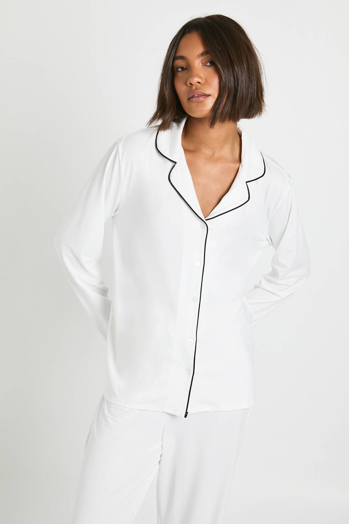 boohoo Ensemble De Pyjama Tall Chemise À Manches Longues Et Pantalon En Jersey Avec Détails Passepoilés