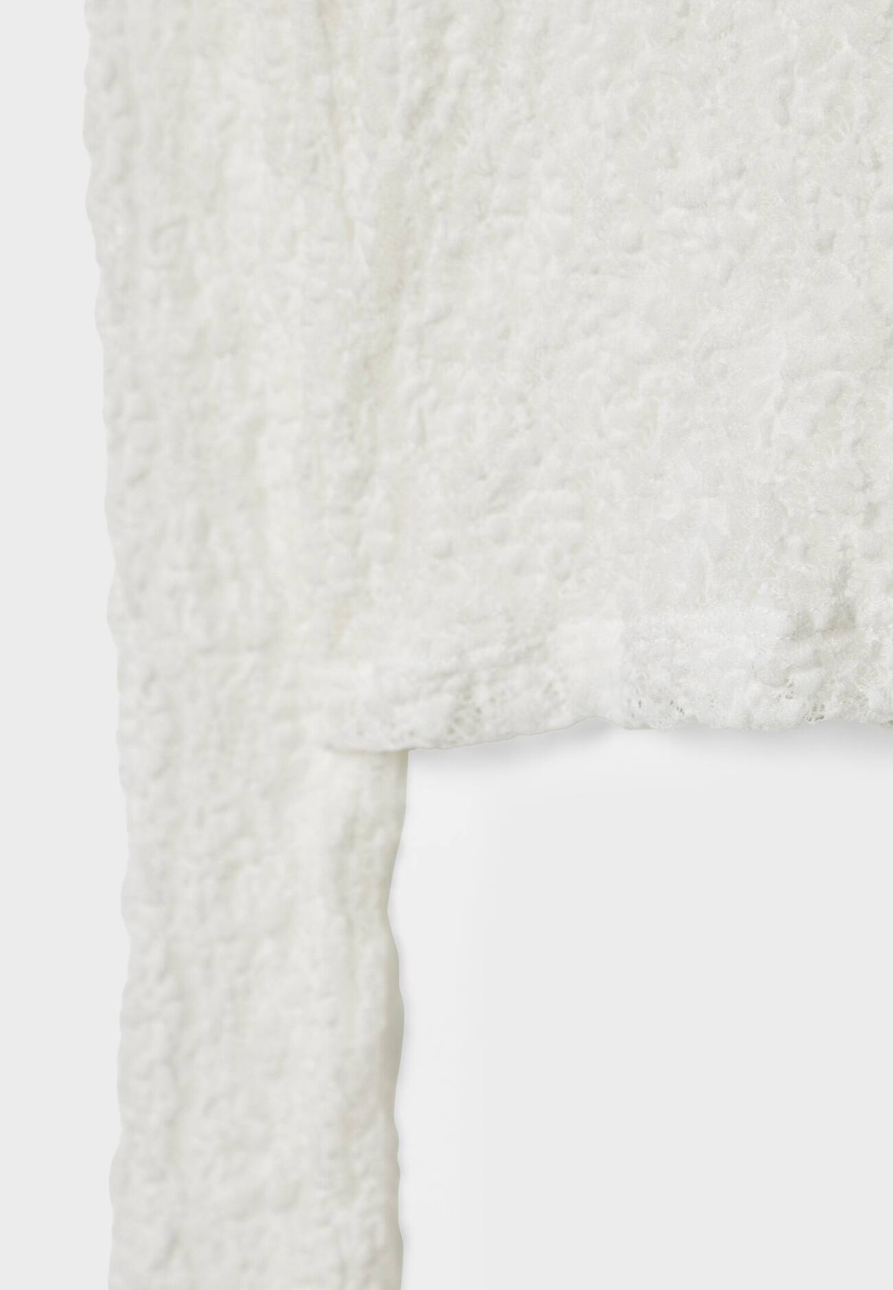 Blusa de renda com ombros à mostra