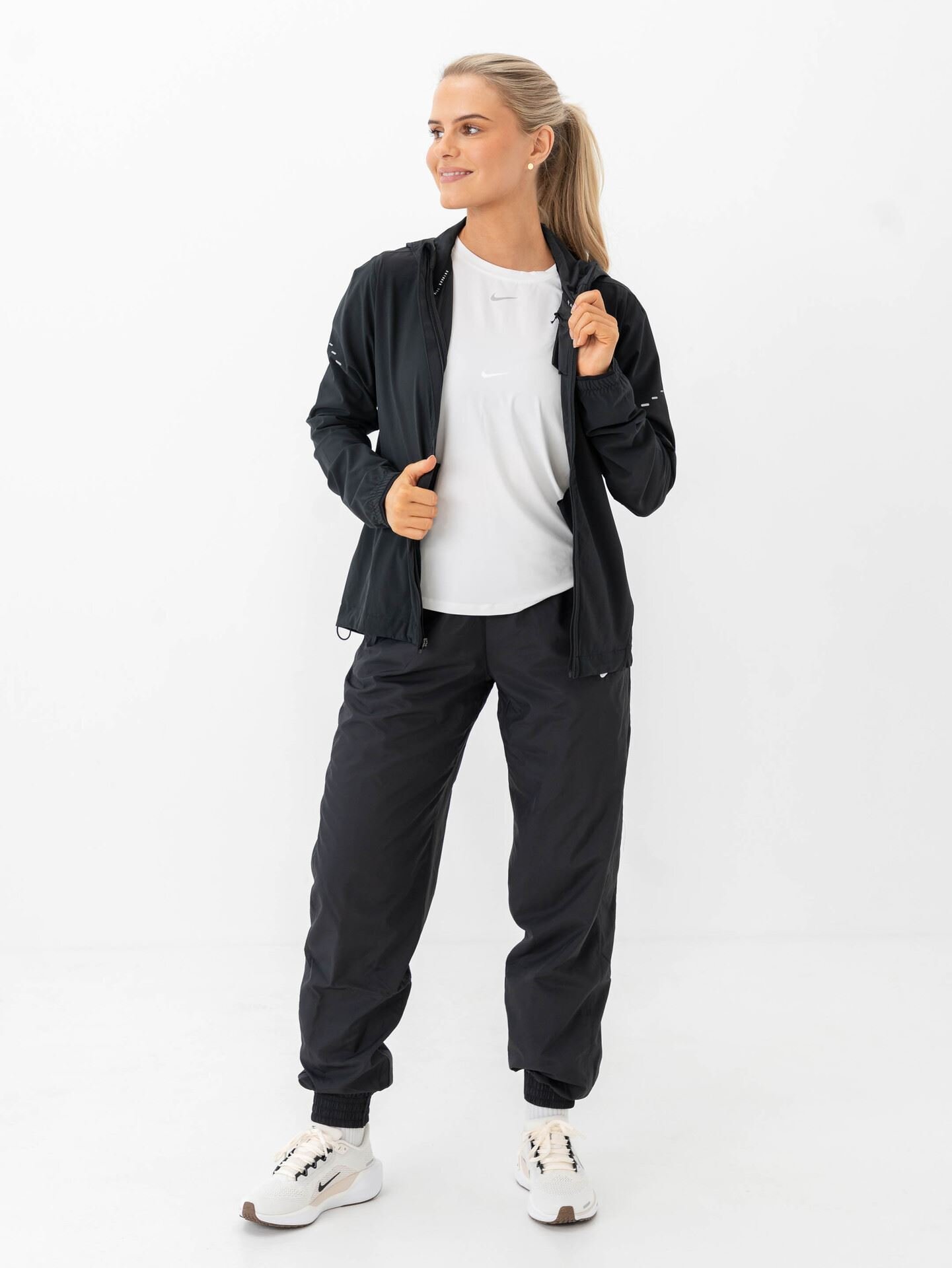 Sportswear Essential Woven Mid-Rise Jogger