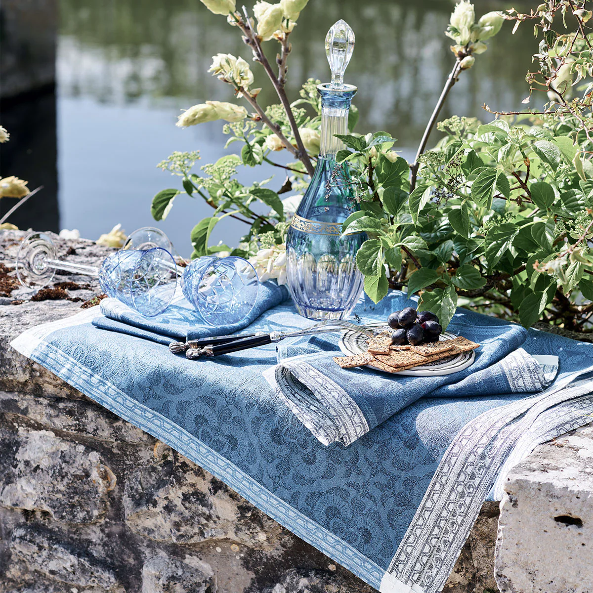 Chemin de table antitache déperlant pur lin bleu 54X174 Garnier Thieba