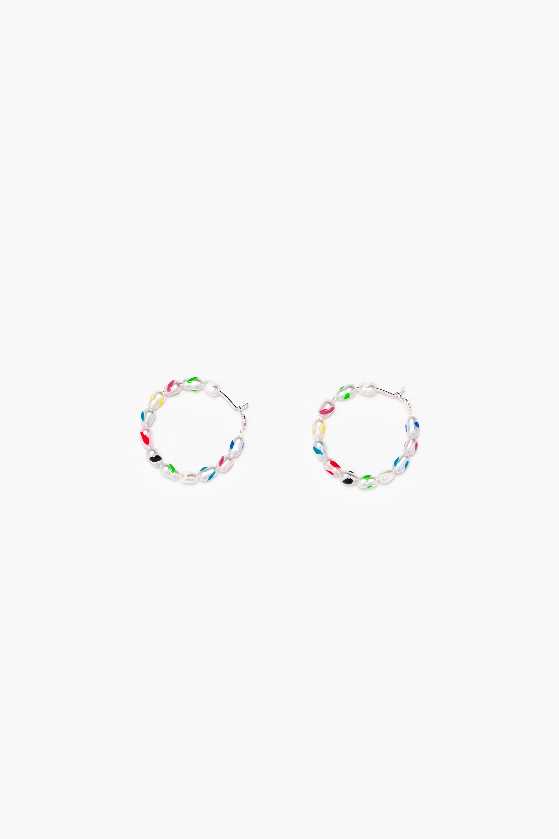 Brincos de argola médios com pérolas multicoloridas.