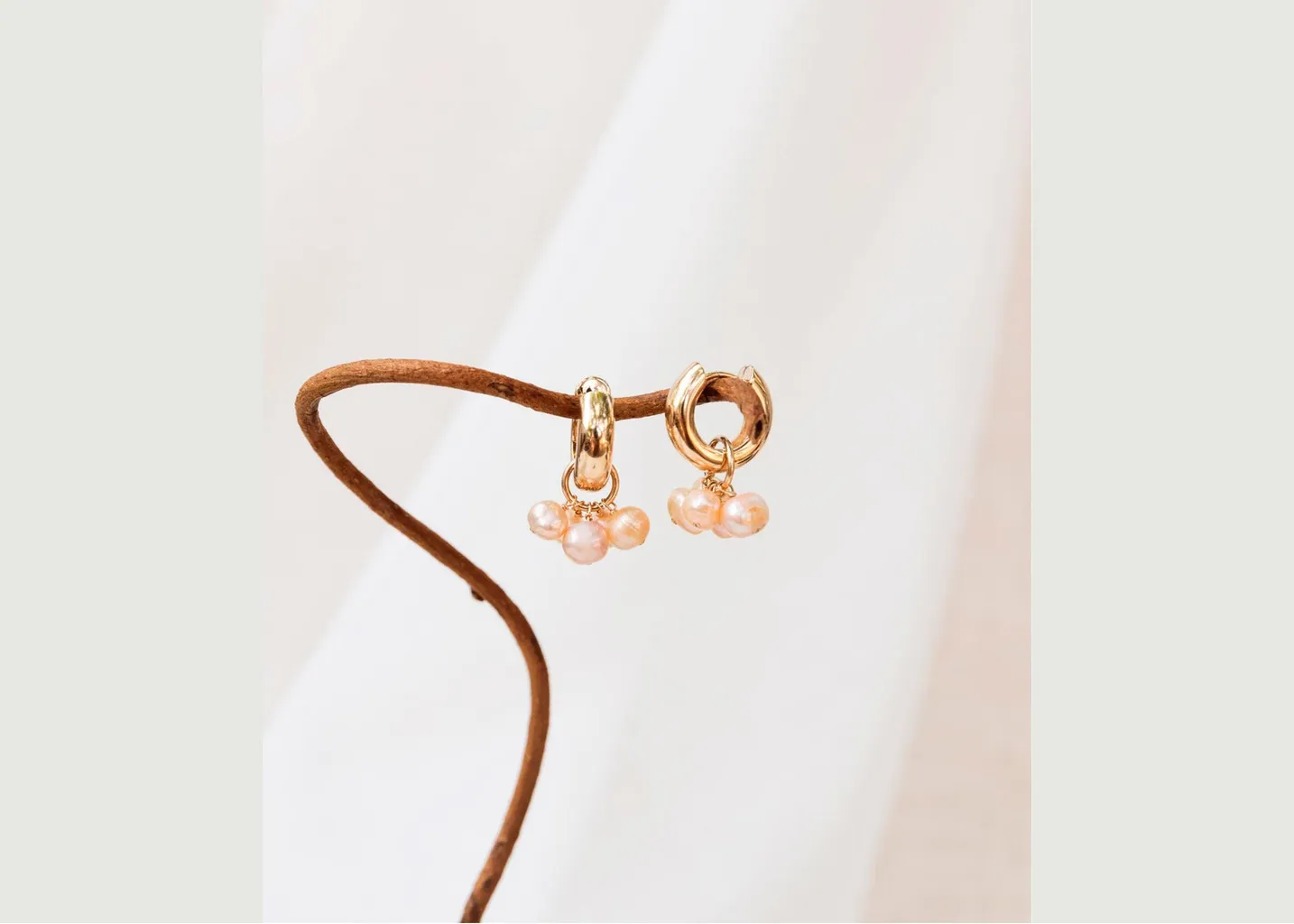 Boucles d'oreilles créoles avec pampille perles Rosie Gisel B.